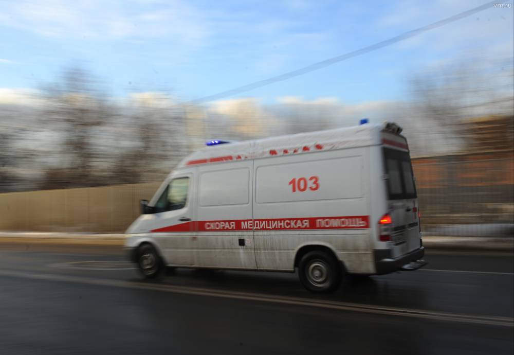 СМИ: Дворник упал со второго этажа на севере Москвы - vm.ru - Москва