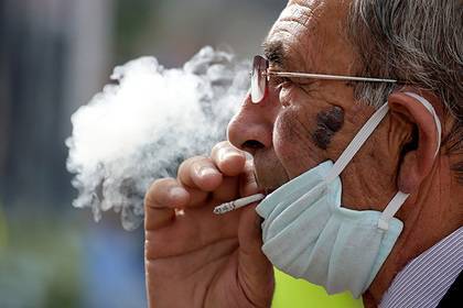 На Украине предупредили об опасности курения при коронавирусе - lenta.ru - Украина - Минздрав