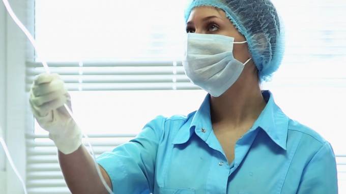 В Ульяновске медсестра скрыла поездку в ОАЭ и заразила 34 человека - piter.tv - Эмираты - Ульяновск