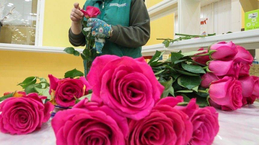 Цветы в благодарность за борьбу с коронавирусом получили врачи Екатеринбурга - 5-tv.ru - Екатеринбург