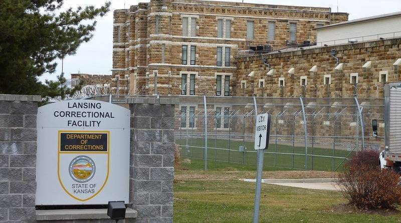 В США заключенные устроили беспорядки и взяли под контроль часть тюрьмы (видео) - usa.one - Сша - штат Канзас