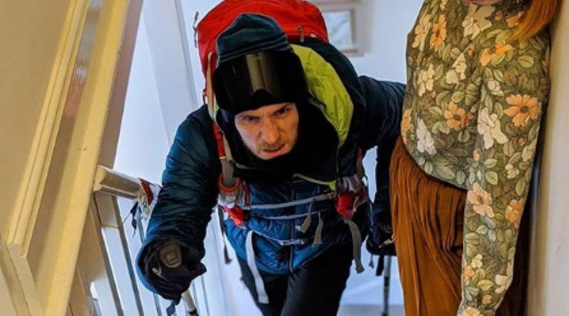 Мужчина в самоизоляции ходил по лестнице своего дома и взобрался на высоту Эвереста - usa.one - Англия