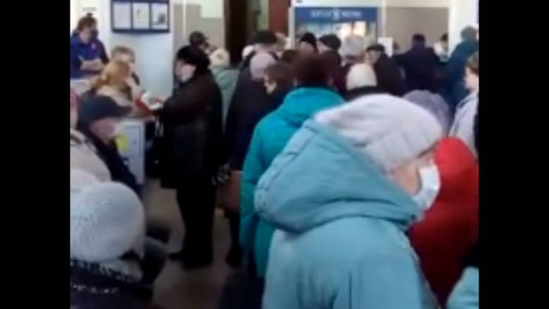 В Тюмени пенсионеры вторые сутки создают большие очереди в отделениях Почты России - nashgorod.ru - Россия - Тюмень