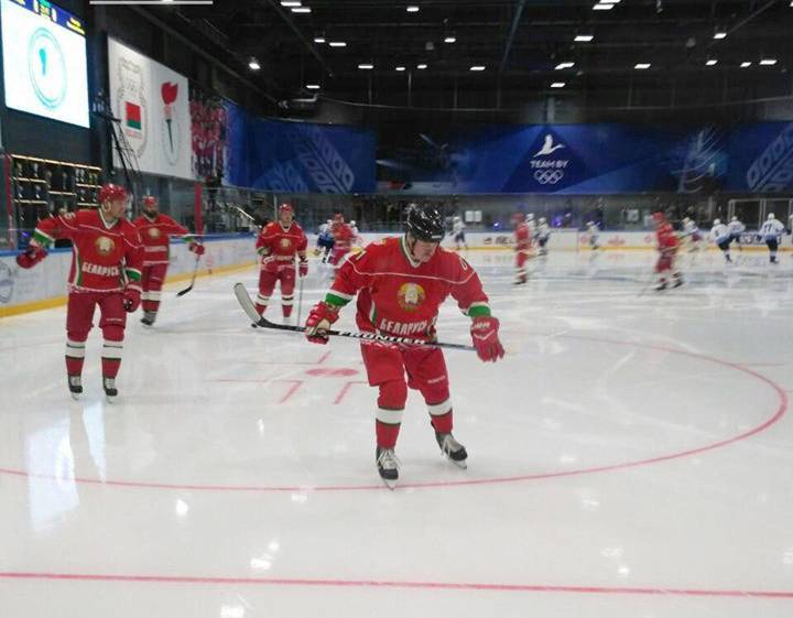 Александр Лукашенко - Лукашенко, пока медики сражаются с COVID-19 и спасают людей, отдыхает на хоккее - naviny.by - Белоруссия