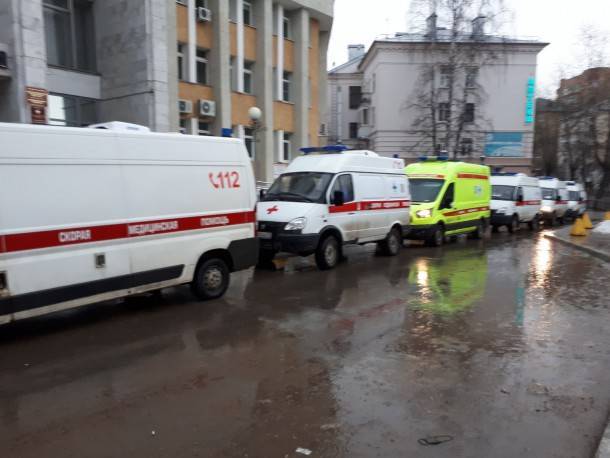 Сыктывкарцам разъяснили причины скопления карет скорой помощи возле диагностического центра - bnkomi.ru - республика Коми - Сыктывкар