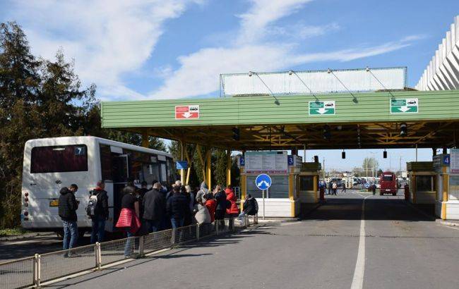 На границе с Венгрией образовались большие очереди - rbc.ua - Украина - Венгрия