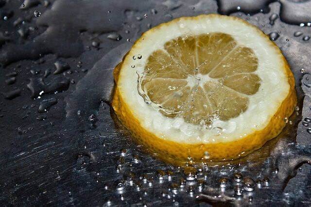 Александр Гинцбург - Микробиолог Гинцбург оценил эффективность лимона и имбиря при лечении COVID-19 - politexpert.net - Россия