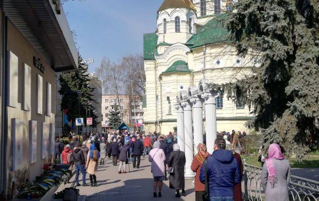 В Ровно УПЦ МП проводит богослужение с присутствием людей, несмотря на карантин - rbc.ua - Москва - Украина