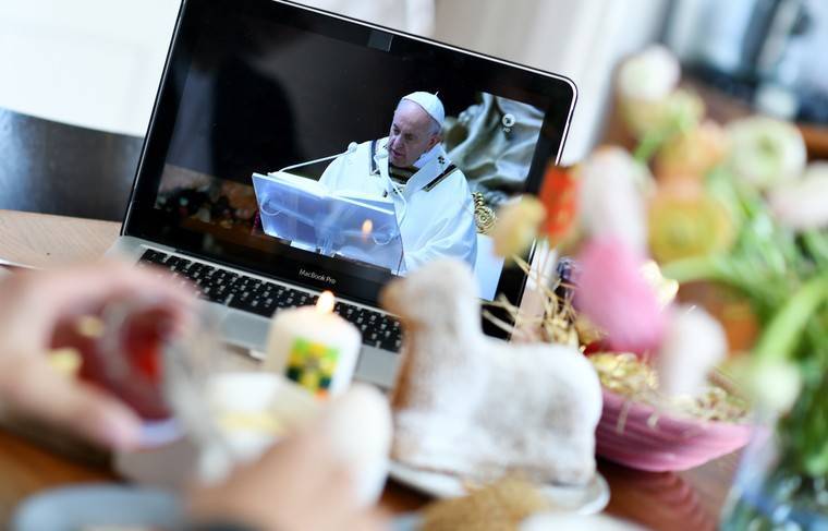 Папа римский призвал ослабить санкции и прекратить войны - news.ru