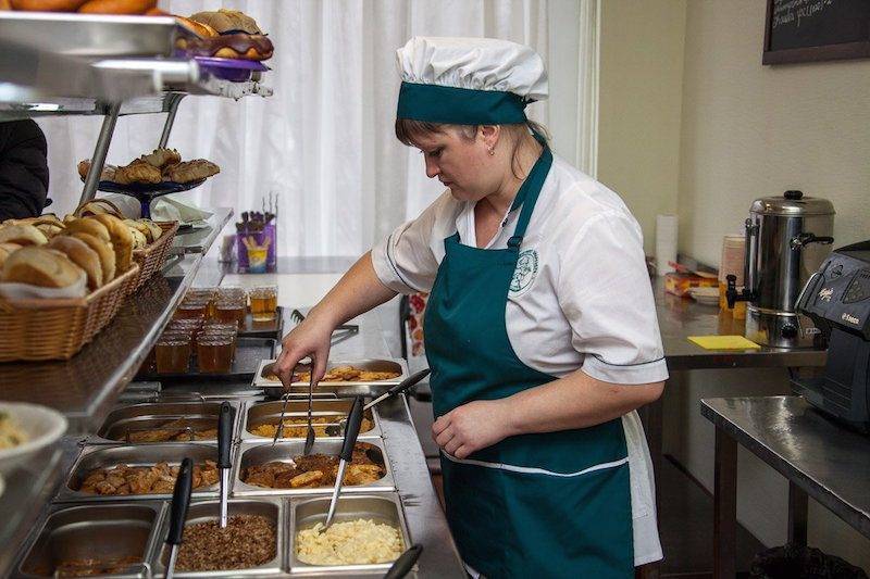 Гнилая картошка и две сосиски: как кормят детей в российских регионах - bloknot.ru