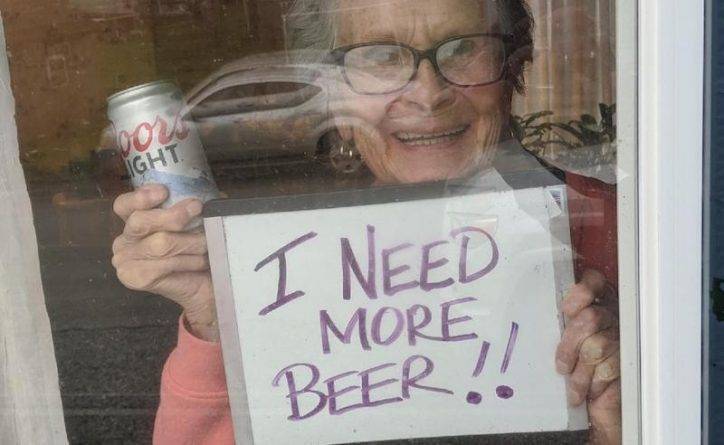 «Еще пива!»: Старушка стала звездой соцсетей, попросив прохожих о помощи во время самоизоляции - usa.one - штат Пенсильвания