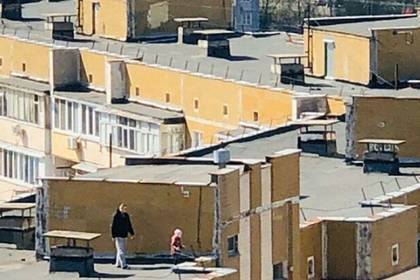 Украинцы начали на карантине гулять с детьми по крышам многоэтажек - lenta.ru - Украина - Киев