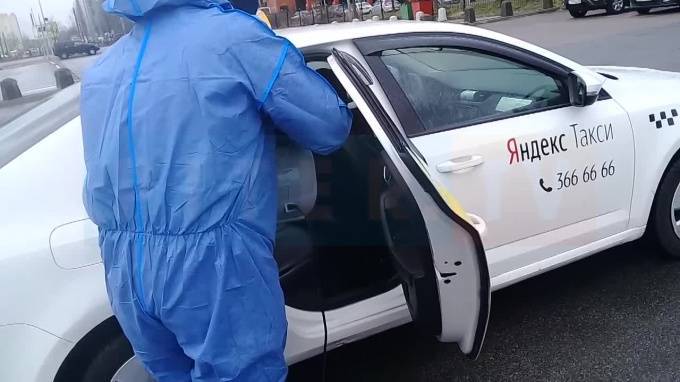 Петербургские таксисты показали дезинфекцию такси перед поездкой - piter.tv - Санкт-Петербург