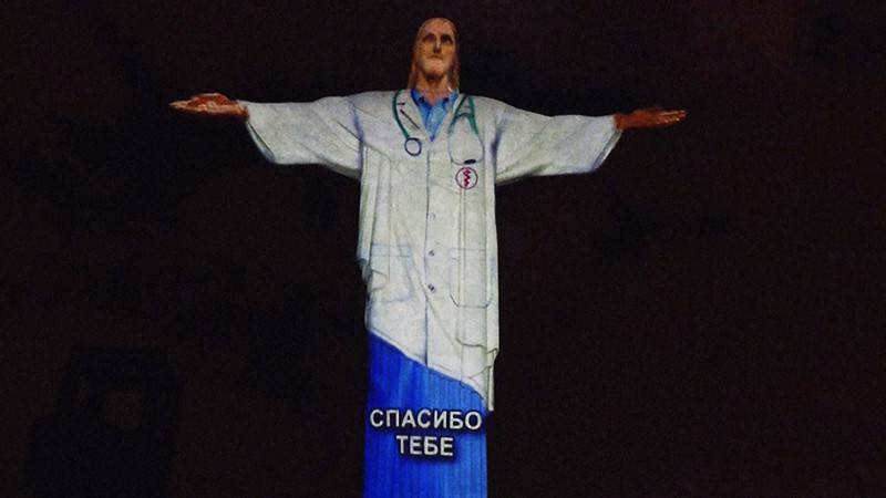 Статую Христа-Искупителя "переодели" в медицинский халат (видео) - tvc.ru - Рио-Де-Жанейро