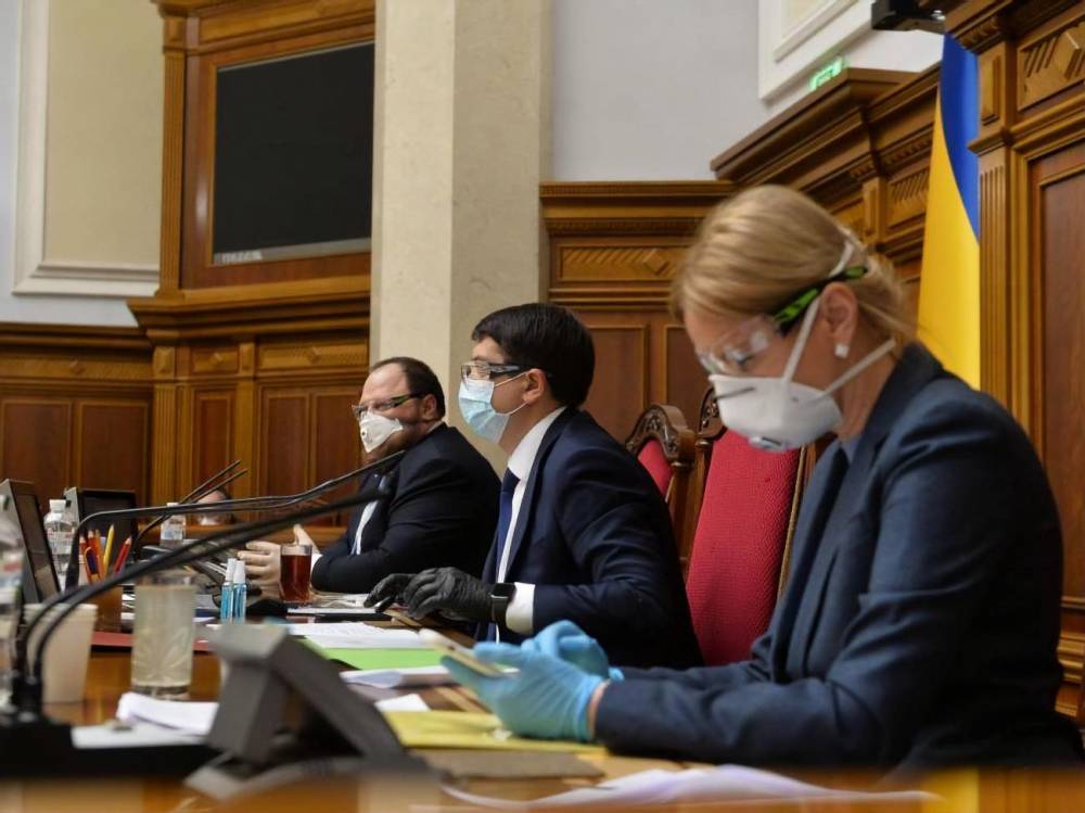Рада внесла изменения в госбюджет: в Украине появился фонд борьбы с коронавирусом, чиновникам ограничили зарплату на время карантина - gordonua.com - Украина