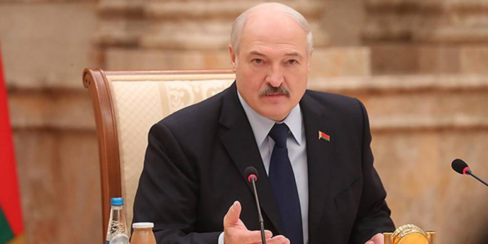 Александр Лукашенко - Лукашенко потребовал от болеющих коронавирусом белорусов бороться за свою жизнь - ruposters.ru - Белоруссия