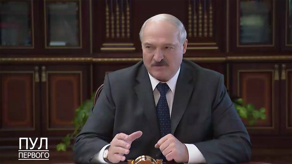 Александр Лукашенко - Лукашенко: если человек нормальный, мы ему документ в зубы и на самоизоляцию - naviny.by - Белоруссия
