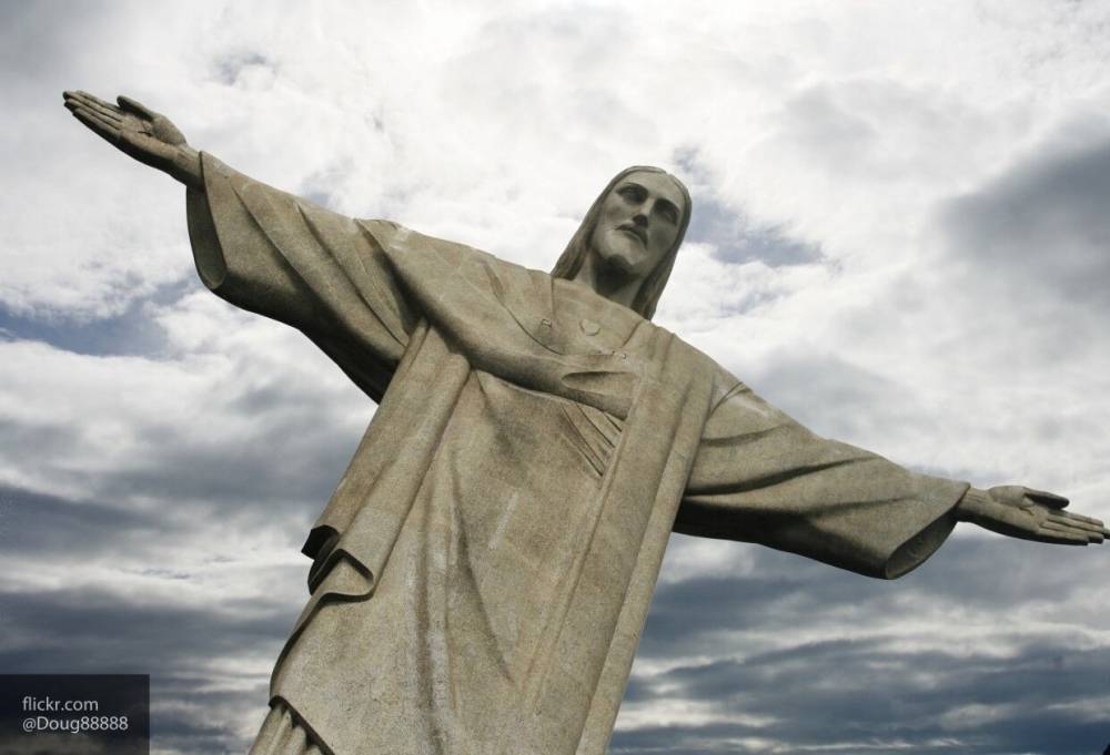 Власти Рио-де-Жанейро "одели" статую Христа в белый халат в знак благодарности врачам - nation-news.ru - Бразилия - Рио-Де-Жанейро