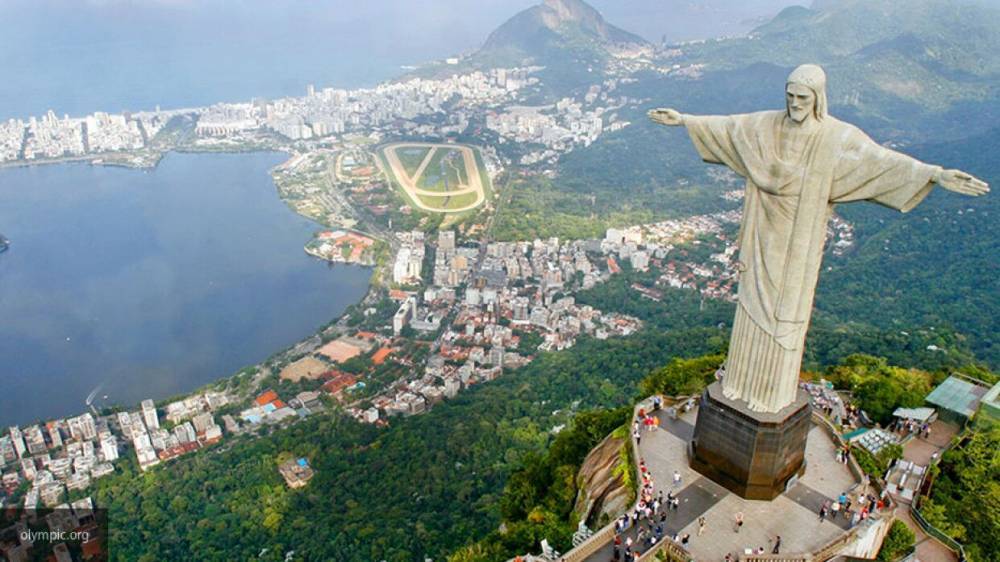 Статую Христа в Бразилии "переодели" в халат в поддержку медиков, борющихся с COVID-19 - politexpert.net - Бразилия - Рио-Де-Жанейро