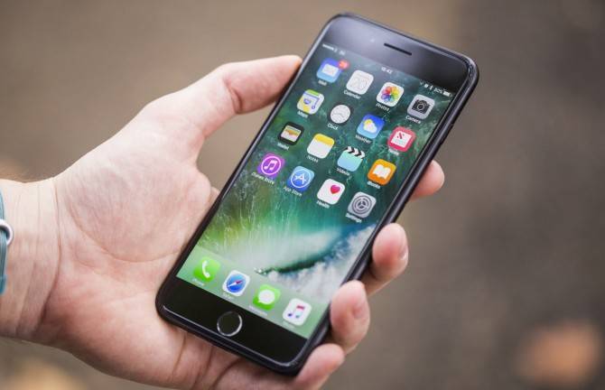 Bloomberg: Apple планирует изменить дизайн новых смартфонов - ont.by