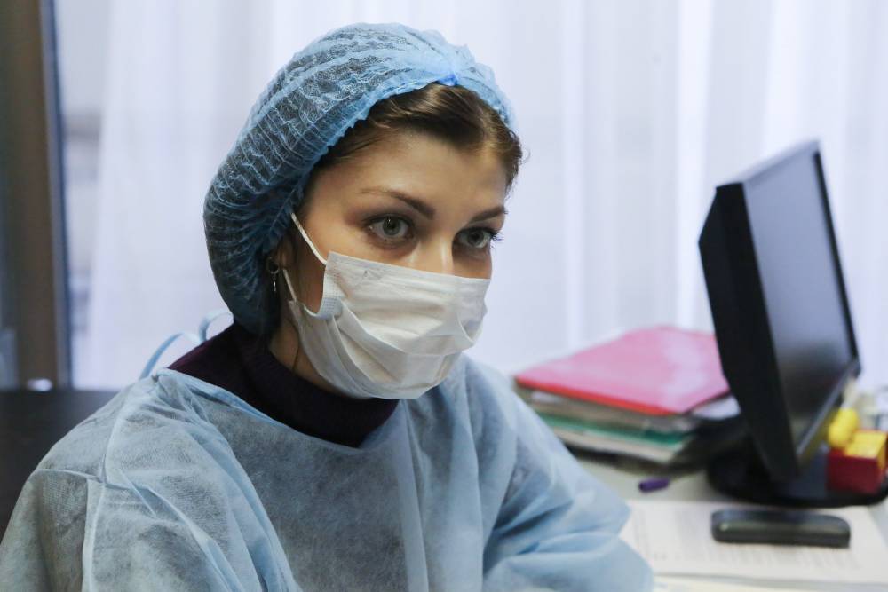Около 133 тысяч человек в России остаются под наблюдением врачей из-за вируса - vm.ru - Россия