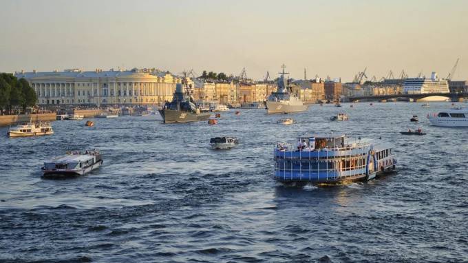 В Петербурге запретили движение судов с пассажирами на борту - piter.tv - Санкт-Петербург