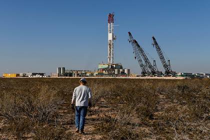 Американские компании начали останавливать добычу нефти - lenta.ru - Сша