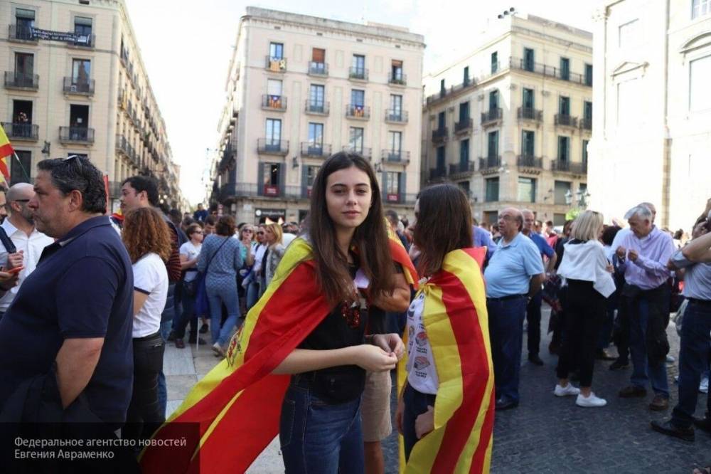 Обнаженная испанка уcтроила протест против режима самоизоляции в стране - inforeactor.ru - Торремолинос