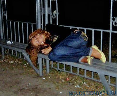 Россиянку, уснувшую пьяной на улице, наказали за нарушение режима самоизоляции - novostidnya24.ru - Нижегородская обл.