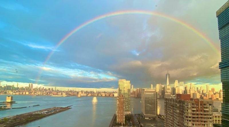 В час, когда Нью-Йорк приветствовал медиков «на передовой», над городом раскинулась огромная радуга (фото) - usa.one - Нью-Йорк - Нью-Йорк