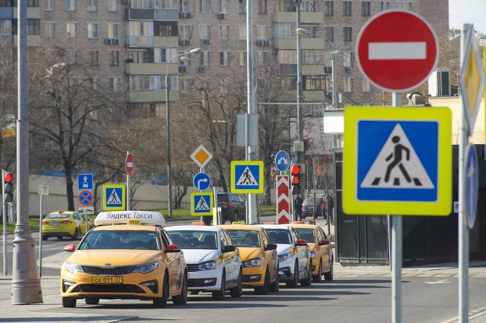 Водителям такси в Москве разрешили не оформлять пропуска - vm.ru - Россия - Москва