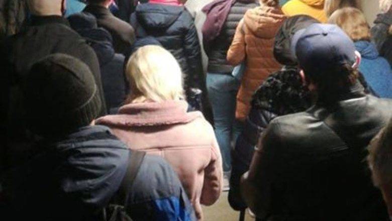 Фото дня: власти Москвы «борются» с коронавирусом на входе в метро - newizv.ru - Москва