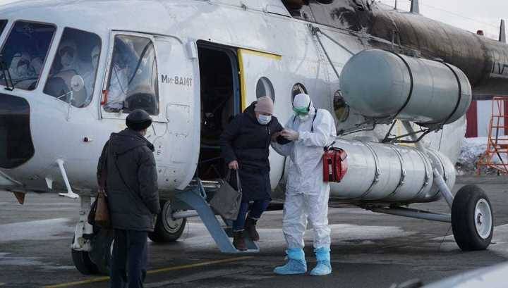Сергей Носов - Старателей с подозрением на коронавирус на вертолете доставили в Магадан - vesti.ru - Магадан