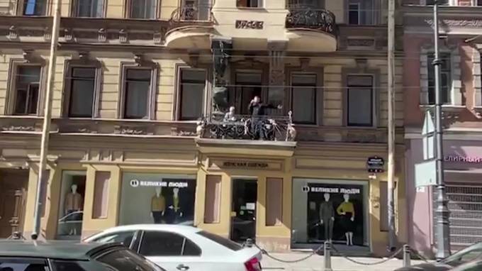 Видео: жители Петроградки стали слушателями концерта на балконе - piter.tv