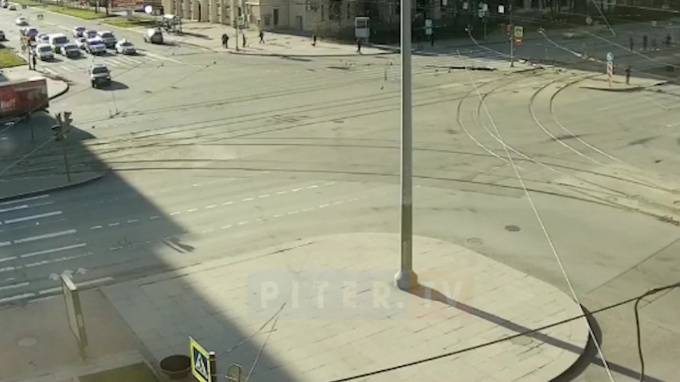 Видео: в Московском районе иномарка врезалась в трамвайную остановку - piter.tv - Санкт-Петербург - район Московский