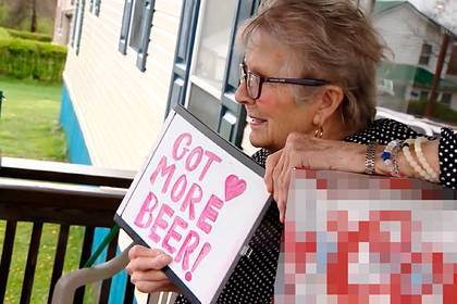 93-летняя старушка в самоизоляции захотела пива и получила 150 банок в подарок - lenta.ru - Usa - штат Пенсильвания