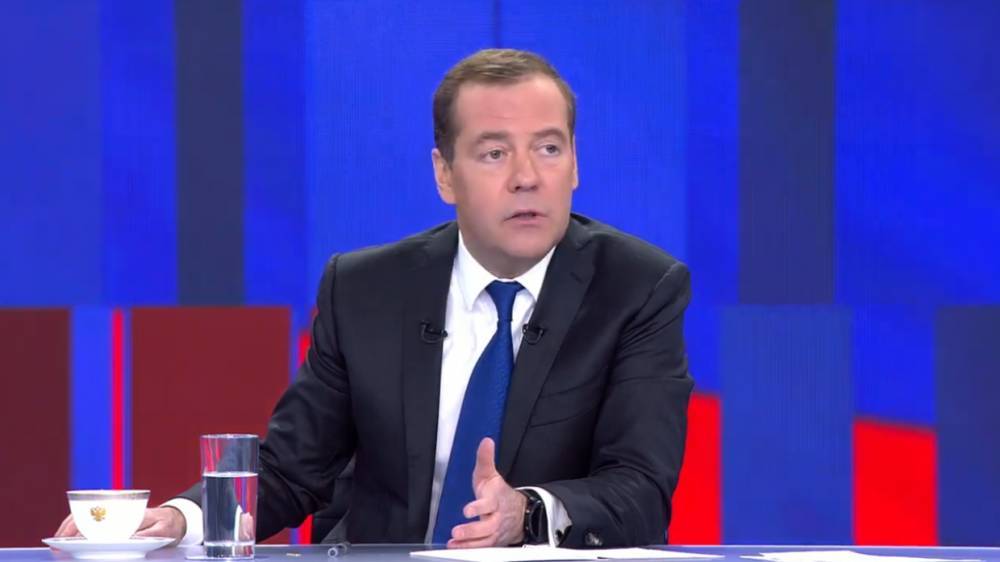 Дмитрий Медведев - Медведев заявил, что пандемия привела «к коллапсу» в некоторых отраслях экономики РФ - riafan.ru - Россия - Москва
