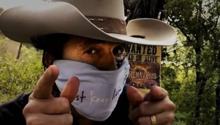 Как сделать маску: Мэттью МакКонахи в образе ковбоя Бобби Би воюет с коронавирусом - vesti.ru