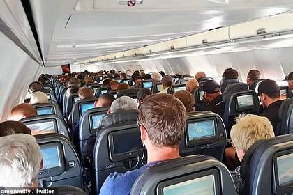 Переполненный пассажирами самолет во время пандемии коронавируса ужаснул сеть - lenta.ru - Австралия