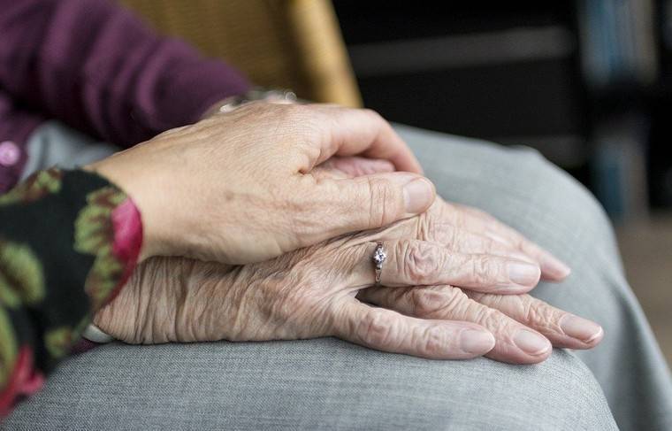 Британская пара умерла в один день от коронавируса после 60 лет брака - news.ru