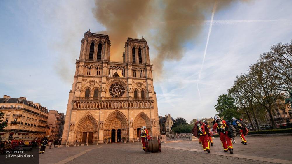 Пятиминутный колокольный звон Нотр-Дама напомнил парижанам о годовщине пожара - politexpert.net - Франция