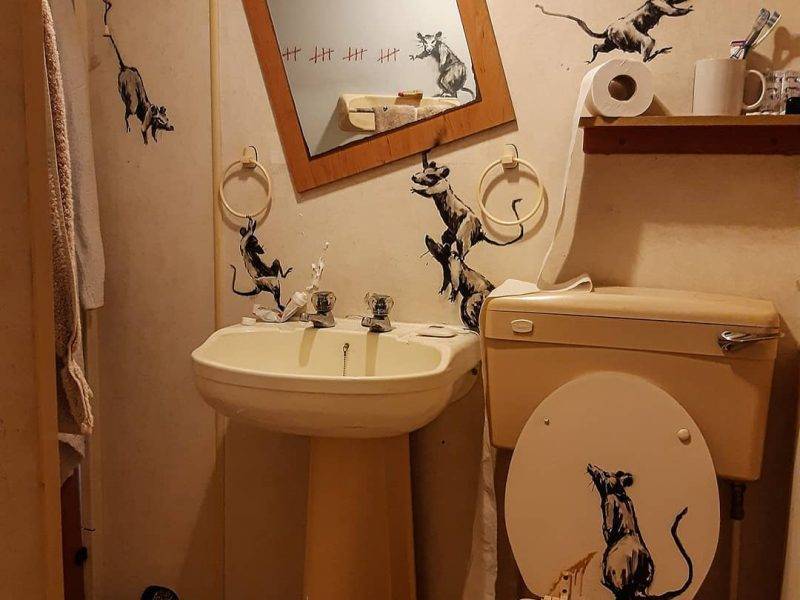Знаменитый Бэнкси в самоизоляции рисует картины у себя в туалете - bloknot.ru