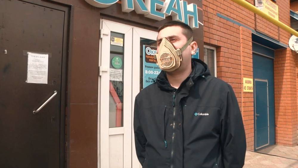 Житель Татарстана мастерит деревянные маски для защиты от вируса. - riafan.ru - республика Татарстан
