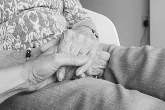 Прожившие вместе 60 лет супруги умерли в один день от коронавируса - versia.ru - Англия