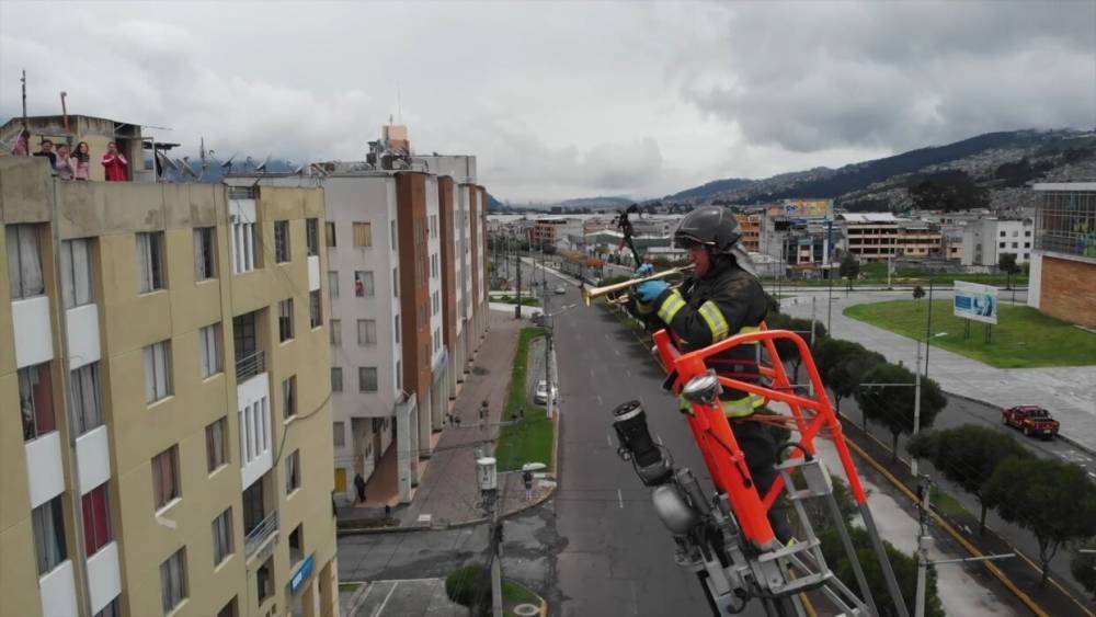 Пожарный в Эквадоре сыграл на трубе для людей на карантине. - riafan.ru - Эквадор - Кито