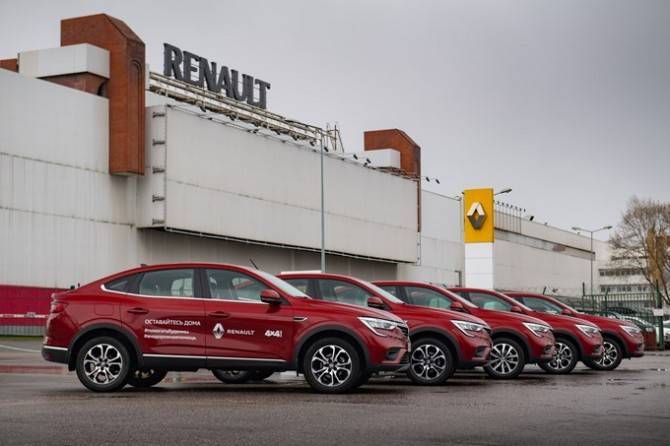Renault передала волонтерскому движению кроссоверы Arkana - autostat.ru - Россия