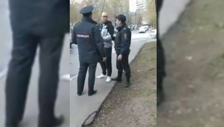 Жителя Москвы оштрафовали за прогулку с коляской у подъезда дома - vesti.ru - Москва