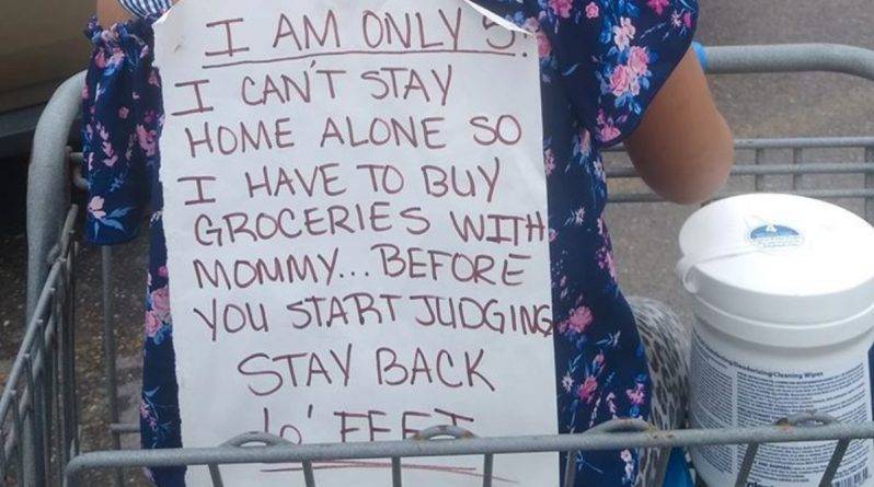 Мама вынуждена была повесить плакат на спину дочери, объясняя незнакомцам, почему они с дочерью делают покупки вместе - usa.one - Сша