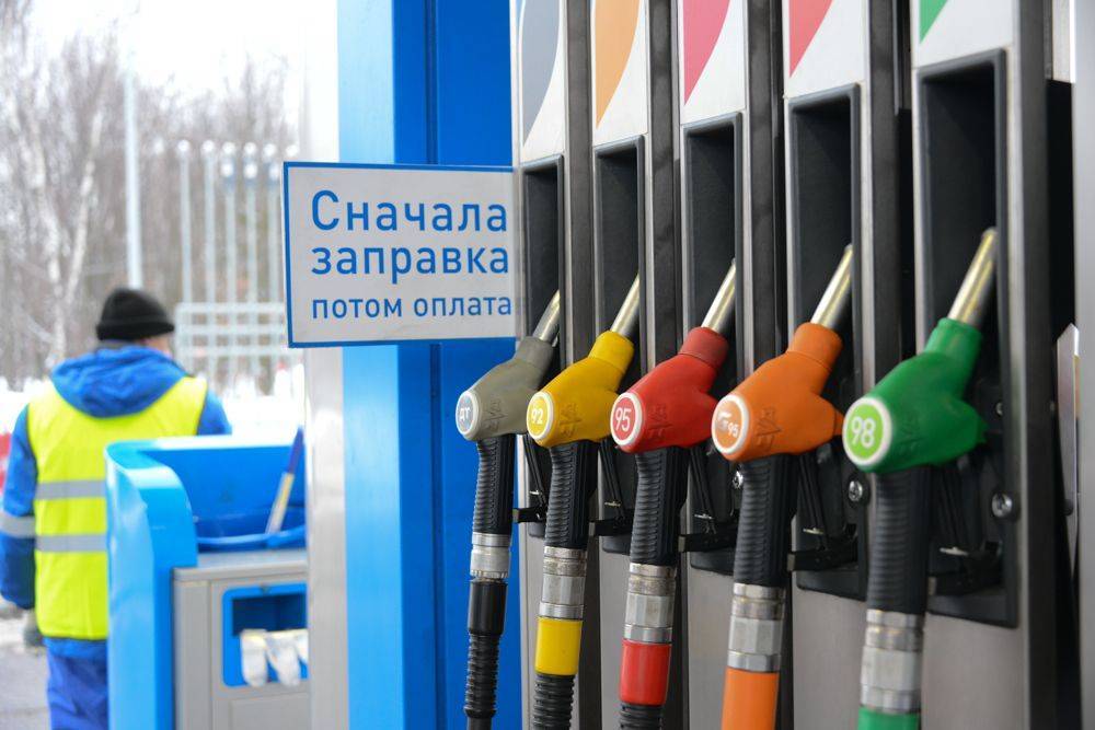Павел Сорокин - В Минэнерго заявили о падении потребления бензина в крупных городах РФ - vm.ru - Россия