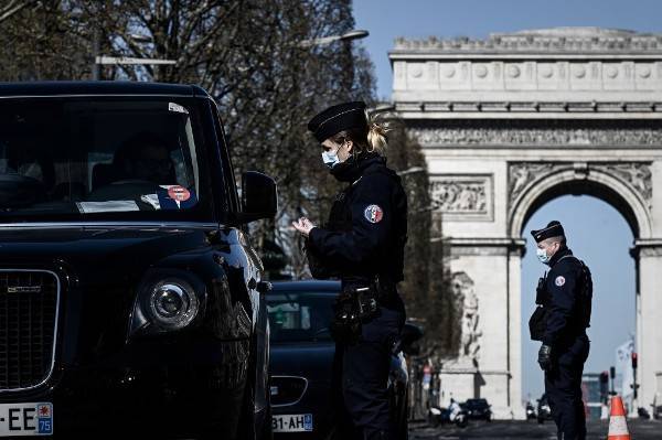 Кристоф Кастанер - Макрон хвалит, полиция — штрафует «дисциплинированных» французов - eadaily.com - Франция